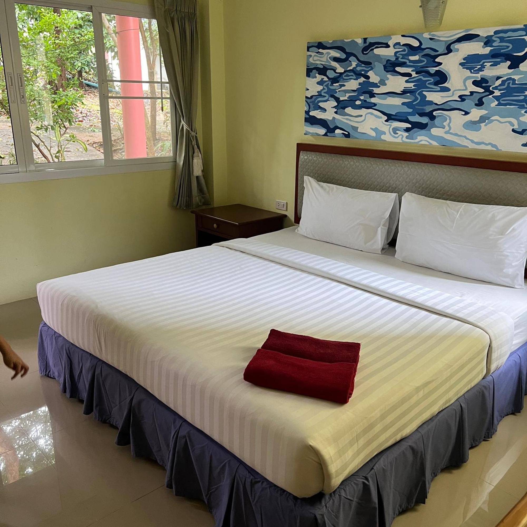 Kata Villa Merit Hill Bungalows Karon Bagian luar foto